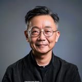 抖ying运营专家林知远，成熟专业男性头像，简洁背景